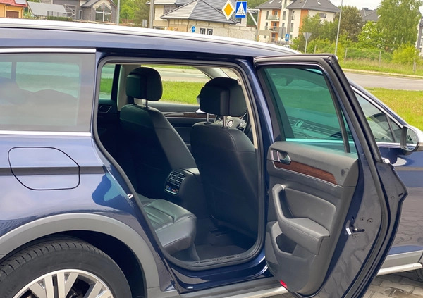Volkswagen Passat cena 82900 przebieg: 220000, rok produkcji 2016 z Gryfice małe 781